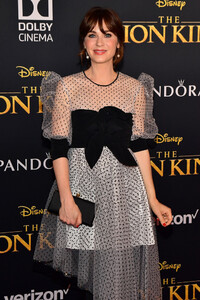 Zooey+Deschanel+Premiere+Disney+Lion+King+fBM_LhUOaUbx.jpg