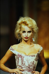 11080445_vivienne-westwood-ss-1996(2).thumb.jpg.600ec5cb4a9eeee8a5e65d78c85838da.jpg