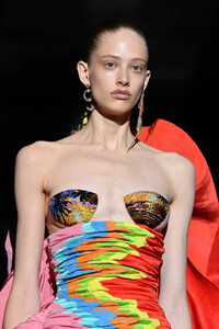 1132188845_SchiaparelliRunwayParisFashionWeekHauteq5DXIjSv6Wbx.thumb.jpg.ac6ad0ef711e3b8a41b5d33541d67e2a.jpg