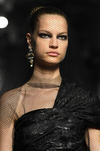 1186301670_ChristianDiorRunwayParisFashionWeekHaute-2lbUyLyRhjx.thumb.jpg.0e92e091b834d26a8b10730a6fb0a38c.jpg