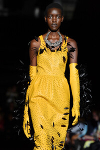 1322021059_SchiaparelliRunwayParisFashionWeekHautecRoszNnx4dEx.thumb.jpg.be7575811deabc435c259a79f96c71f0.jpg