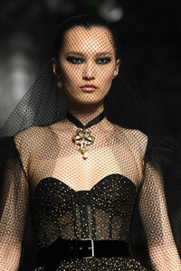 1327181704_ChristianDiorRunwayParisFashionWeekHautehhDvMhzQYs2x.thumb.jpg.10769899a716ede1bc622fdc8430d38e.jpg