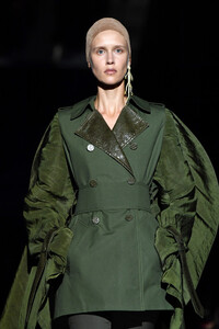1368659323_SchiaparelliRunwayParisFashionWeekHauteLz07IC1ULCkx.thumb.jpg.ba97963351e64d59993fd5ad338ac19c.jpg