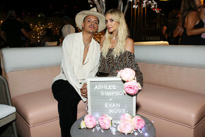 Evan+Ross+Ashlee+Simpson+Ross+Celebrate+Birthday+sckhvGQgzefx.jpg