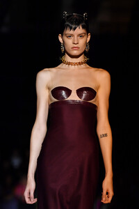 1464575326_SchiaparelliRunwayParisFashionWeekHauteSa-WbR_rrtJx.thumb.jpg.794131091cf161b6a4d20aa568b18bfb.jpg