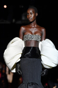 1496183353_SchiaparelliRunwayParisFashionWeekHauteUlXpfC96ZZ7x.thumb.jpg.0d813963ed9d52877d8b921f62bdce5e.jpg