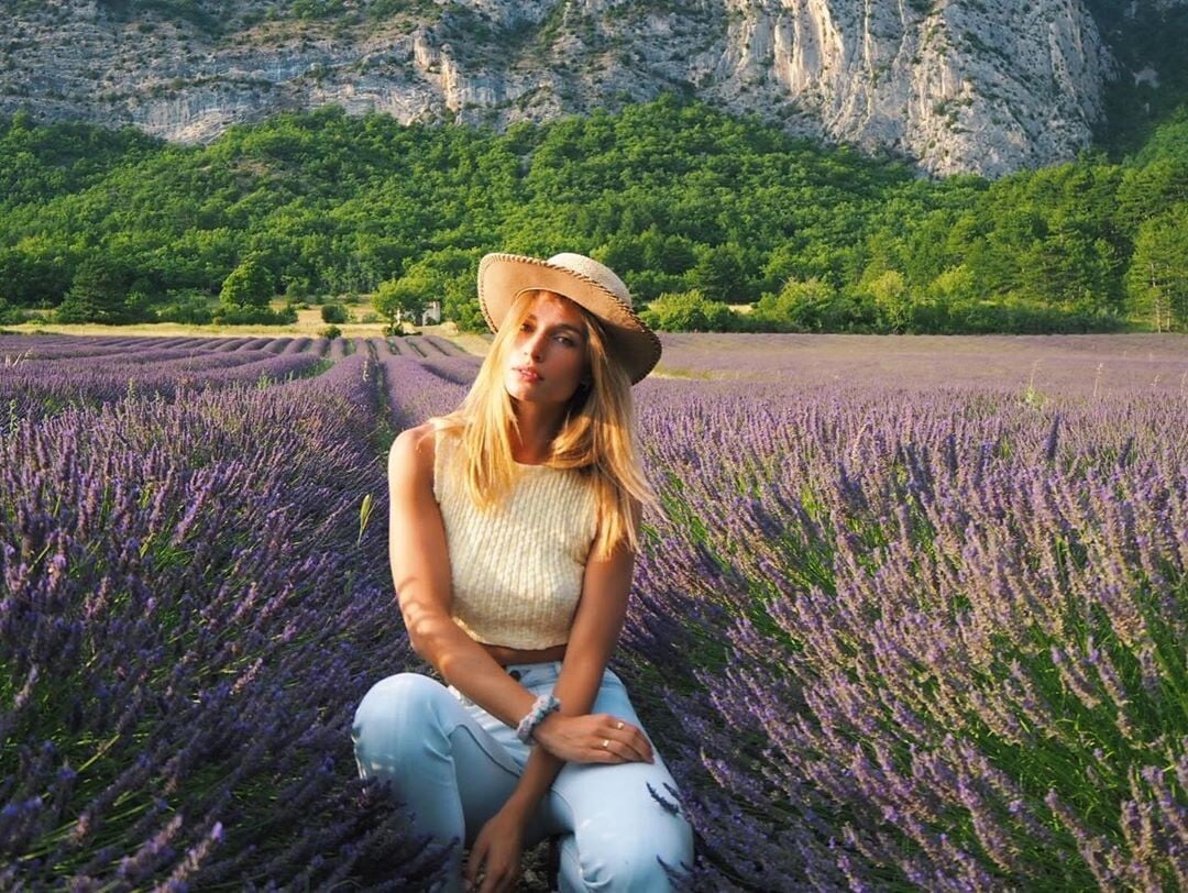 https://www.bellazon.com/main/uploads/monthly_2019_08/1547921424_Aude-JaneDeville903.jpg.d2bcbc00830e881587a356a46dfcb7ae.jpg
