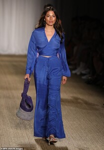 16056878-7247793-Slender_physique_The_model_wore_a_blue_flared_wide_leg_flowy_pan-a-134_1563179715044.jpg