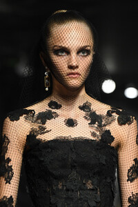 1614707334_ChristianDiorRunwayParisFashionWeekHauteTTB4PluCFtox.thumb.jpg.f29bbf6c7c9b87fa22dd84809c1c6702.jpg