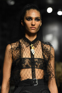 1641082664_ChristianDiorRunwayParisFashionWeekHauteBlq_UR5yGJcx.thumb.jpg.c63b72d1bac0ebc58ef00481f013cc20.jpg