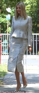 16505320-7286529-Fresh_She_sported_what_looked_like_a_brown_smokey_eye_and_a_neut-m-41_1564080296325.jpg