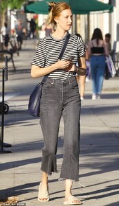 16661064-7300131-Studio_City_CA_EXCLUSIVE_Whitney_Port_leaves_Pictured_Whitney_Po-m-3_1564468181714.jpg