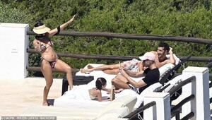 16708422-7302069-All_change_Back_in_October_Kourtney_revealed_she_was_once_again_-a-6_1564577574361.jpg