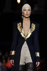 1673592767_SchiaparelliRunwayParisFashionWeekHauterAac_5bLybEx.thumb.jpg.c0e63403c95b6a5336b802b1c76314b1.jpg