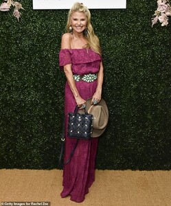 16803772-7313607-Chic_The_model_exuded_timeless_elegance_in_a_wine_coloured_gown_-a-19_1564737135964.jpg