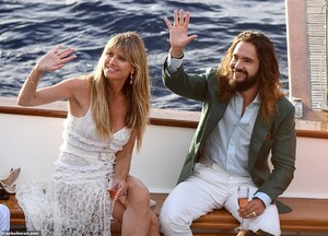 16824194-7315613-Looking_good_Meanwhile_Tom_looked_dapper_in_a_khaki_blazer_worn_-a-65_1564788783768.jpg