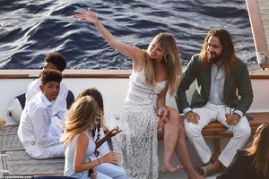 16824196-7315613-Wedding_party_Meanwhile_Heidi_s_young_children_added_further_spe-a-63_1564788783767.jpg