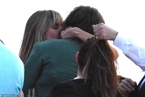 16829556-7315613-Besotted_Later_on_Friday_Heidi_and_Tom_were_spotted_sharing_a_ro-a-73_1564788783776.jpg