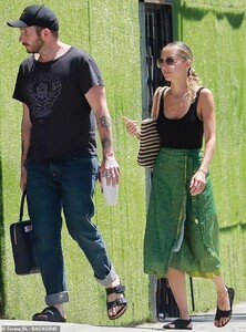 16835310-7316759-Stepping_out_The_37_year_old_daughter_of_Lionel_Richie_was_joine-m-111_1564800520271.jpg