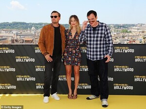 16844382-7317355-Details_The_actress_accessorised_her_ensemble_with_a_pair_of_gol-a-10_1564837436718.jpg