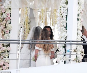 16852320-7318011-Picturesque_location_Heidi_and_Tom_exchanged_vows_on_a_yacht_whi-a-121_1564858942707.jpg
