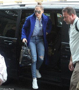 16861542-7318857-Jet_setting_Jennifer_Lopez_50_arrived_in_Moscow_Russia_on_Saturd-a-5_1564899524043.jpg