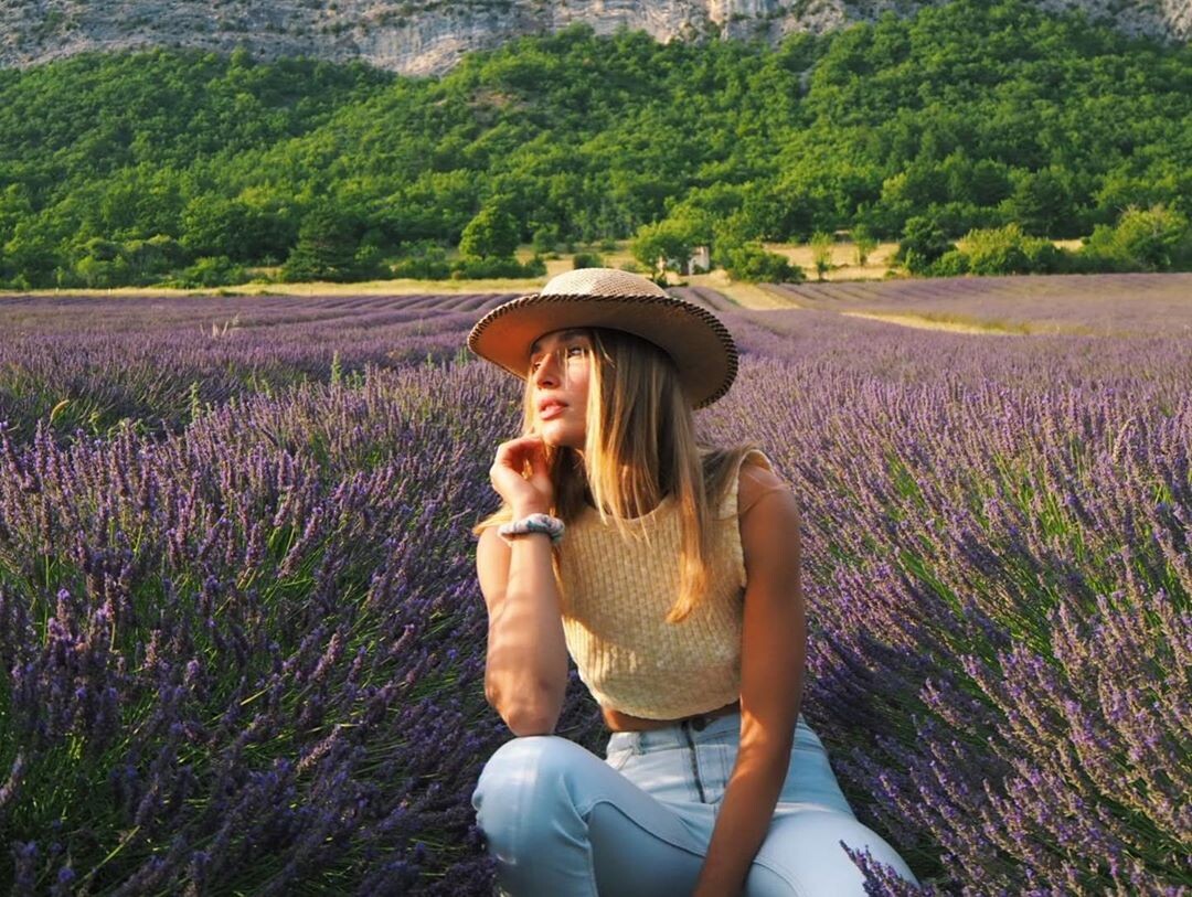 https://www.bellazon.com/main/uploads/monthly_2019_08/1686745810_Aude-JaneDeville902.jpg.23cd4afacf5d970dc20e116909460667.jpg