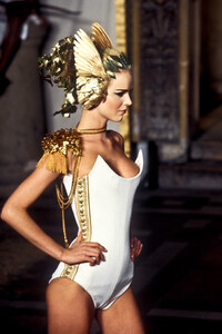 1692619015_Givenchy1997HauteCouture104.thumb.jpg.9f63446c0b92e25cd9338eb4ad488874.jpg