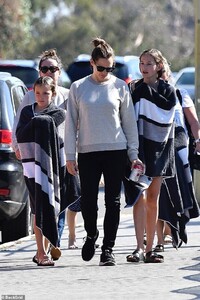 16936396-7325621-Comfy_The_Houston_native_donned_an_ash_grey_sweater_and_black_pa-a-14_1565070813836.jpg