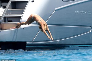 16953554-7327533-Good_times_Kate_couldn_t_resist_cooling_off_with_a_dip_in_the_wa-a-103_1565101475200.jpg