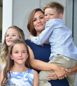 16958936-7328081-A_mom_first_Here_the_movie_star_is_seen_with_her_children_in_201-a-2_1565112257032.thumb.jpg.fed3c00f0e709b7b16b33ed8f22876a4.jpg