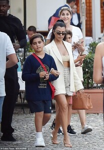 16962184-7328519-Family_day_out_Kourtney_Kardashian_ensured_all_eyes_were_on_her_-m-26_1565116644612.jpg