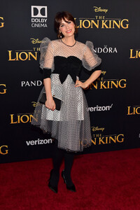 Zooey+Deschanel+Premiere+Disney+Lion+King+kZ8_tbXbJhyx.jpg