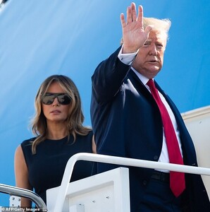 17004770-7333855-Goodbye_Trump_waved_to_the_people_down_below_while_Melania_gazed-m-31_1565196138958.jpg