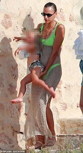 17011386-7334629-Mummy_duties_Irina_carried_her_wriggling_daughter_down_to_the_bo-m-38_1565207851732.jpg