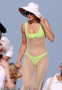17011556-7334629-Sweet_Irina_kept_her_young_daughter_close_by_her_side_at_all_tim-a-83_1565209051693.jpg