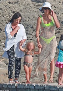 17012318-7334629-Family_time_On_Tuesday_Irina_Shayk_33_enjoyed_quality_time_with_-m-23_1565207492661.jpg