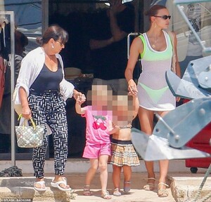 17012374-7334629-Quick_stop_Irina_and_her_mother_took_Lea_and_one_of_her_young_fr-m-69_1565208488948.jpg
