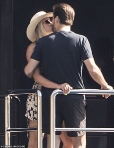 17015016-7334901-Loved_up_Sofia_Richie_20_and_Scott_Disick_36_looked_more_loved_u-m-21_1565212120521.jpg