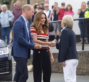 17042168-7336317-William_37_and_Kate_arrived_at_The_Royal_Yacht_Squadron_in_Cowes-a-15_1565286451068.jpg