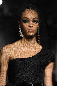 1704391316_ChristianDiorRunwayParisFashionWeekHaute8fInEb_qdIAx.thumb.jpg.b5ea45fa8c1428e83d0f0ab4d9a5b3c4.jpg