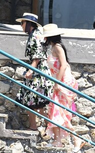 17045714-7337379-Exciting_times_ahead_It_looks_like_Kylie_will_pull_out_all_the_s-a-66_1565272561129.jpg