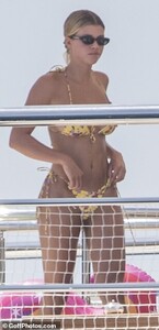 17048894-7337675-Hot_stuff_Sofia_looked_sensational_in_the_two_piece_as_she_conti-a-32_1565281124170.jpg