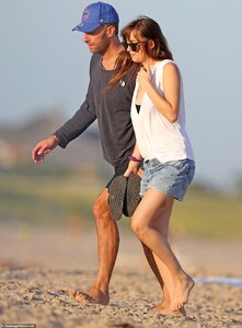 17055296-7338039-All_American_girl_Dakota_was_classic_looking_in_a_pair_of_denim_-m-37_1565281110904.jpg