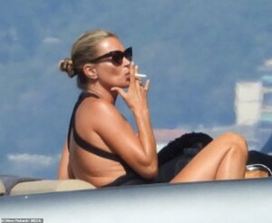 17055912-7338203-Fun_in_the_sun_Kate_Moss_45_has_continued_her_international_trip-m-42_1565281969488.jpg