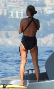 17055916-7338203-Style_The_model_looked_nothing_short_of_sensational_as_she_relax-m-43_1565281974881.jpg