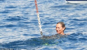 17055924-7338203-Splash_The_supermodel_also_went_for_a_dip_in_the_waters_while_ty-m-97_1565282714885.jpg