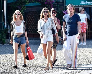 17056106-7338203-Fashion_The_model_looked_suitably_stylish_for_the_day_out_donnin-m-99_1565282804021.jpg