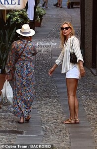 17057170-7338203-Look_Letting_her_blonde_locks_fall_loose_down_her_shoulders_Kate-a-75_1565282610265.jpg