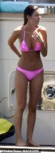 17069960-7339291-Bikini_babe_American_model_Camila_later_changed_into_a_pink_thon-a-589_1565307218279.jpg